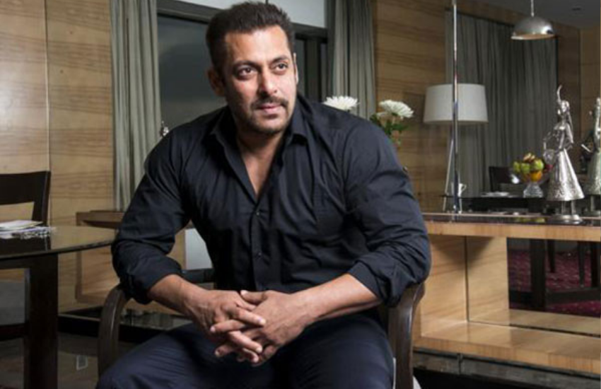 सलमान अपनी मां की ओर देखते हुए पूछे कि मां सब उन्हें छोड़कर चली जाती हैं‌?