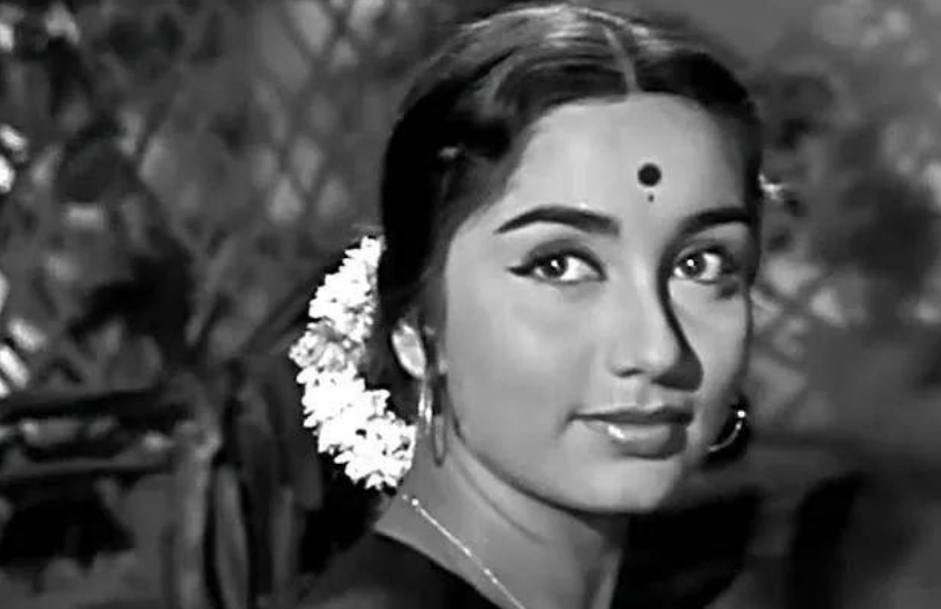 फिल्म डायेक्टर आरके नैय्यर ने ही साधना के बड़े माथे को देखकर उन्हें माथे पर बाल बिखरने का आइडिया दिया था और साधना का हेयरकट फेमस हो गया था।
