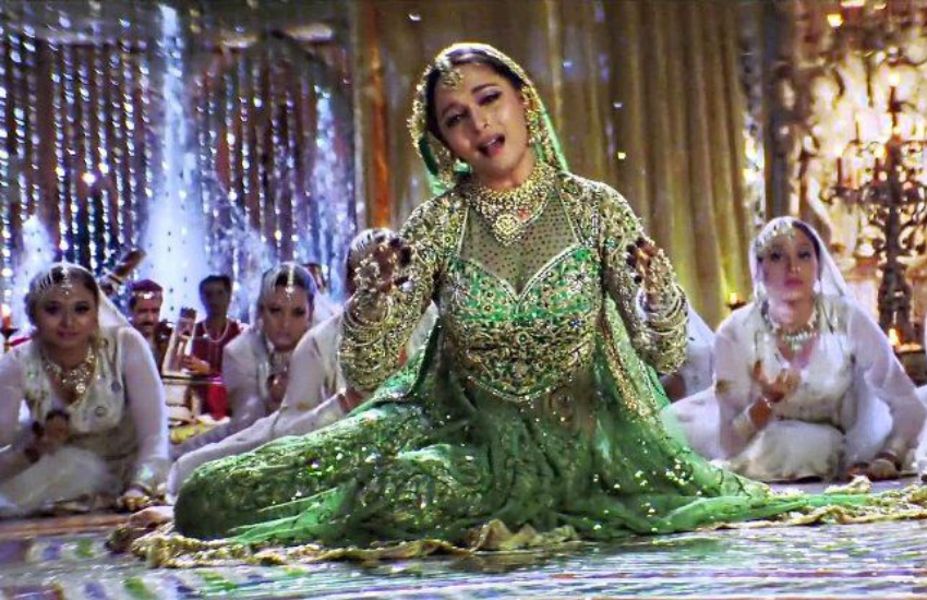 साल 2002 में आई फिल्म देवदास के गाने 'मार डाला' में माधुरी दीक्षित ने ग्रीन कलर का लहंगा पहना था। इसे बाद में तीन करोड़ रुपए में नीलाम किया गया था। Photos: Social Media