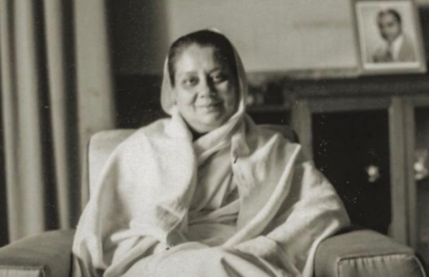राजमाता ने लिखा था कि वह फिर भी उन महिला कैदियों से खुद को भाग्यशाली मानती थीं जिनकी कोठरियों में शौचालय ही नहीं थे और उन्हें शौचालय के लिए लंबी लाइन लगानी होती थी।