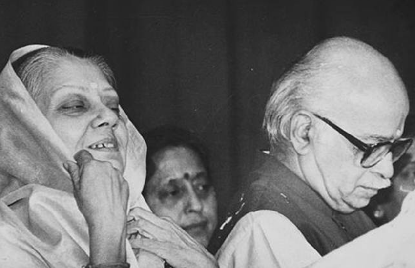 राजमाता ने बताया था कि 3 सितंबर 1975 को जब उन्हें तिहाड़ जेल ले जाया गया और वहां कार्ड उन्हें थमाया गया उस पर ये तारीख और उनका अपराध भी अंकित था। कार्ड पर लिखा था कि उन्हें आंतरिक सुरक्षा के लिए खतरा उत्पन्न करने के कारण गिरफ्तार किया गया है।