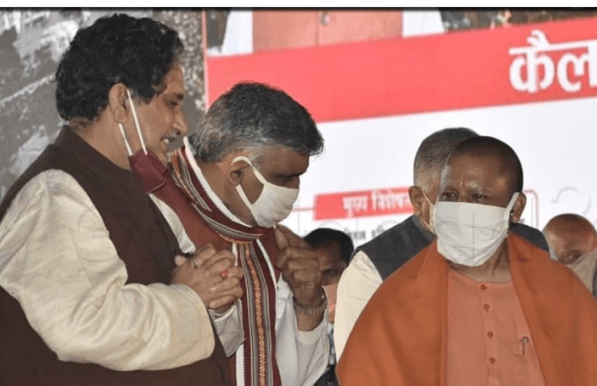 यूपी विधानसभा 2017 का चुनाव बीजेपी के नाम रहा था। साहिबाबाद से बीजेपी उम्मीदवार रहे इस चुनाव में सबसे खास चेहरा बन गए थे, जबकि वह इससे पहले भी कई चुनाव लड़ चुुके थे, लेकिन उनका बहुत नाम नहीं था। इसे भी पढ़ें-राजा भैया को लेकर जब पंजाब विधानसभा में मचा था हंगामा, कुंडा के कुंवर को लेकर भिड़ गए थे अकाली दल और कांग्रेस
