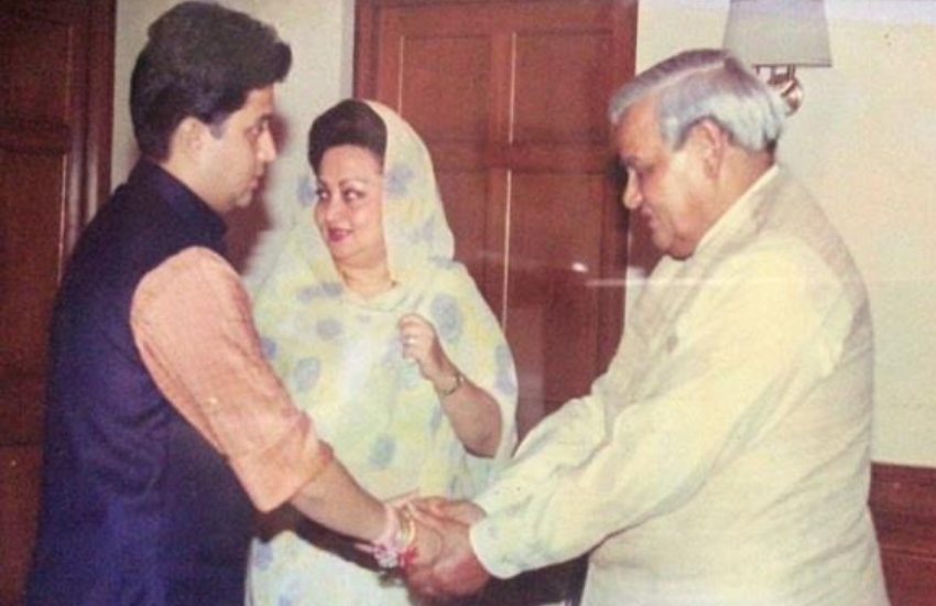 माधवराव सिंधिया की मौत के बाद भी अटल बिहारी वाजपेयी उनके बेटे ज्योतिरादित्य सिंधिया के संपर्क में रहते थे।