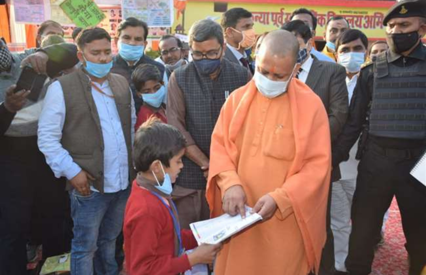 अन्नप्राशन के साथ ही योगी बच्चों की शिक्षा-दीक्षा का भी खुद ही जायजा लेते हैं। बच्चों से सवाल पूछने के साथ उनके प्रश्नों का जवाब भी खूब देते हैं।