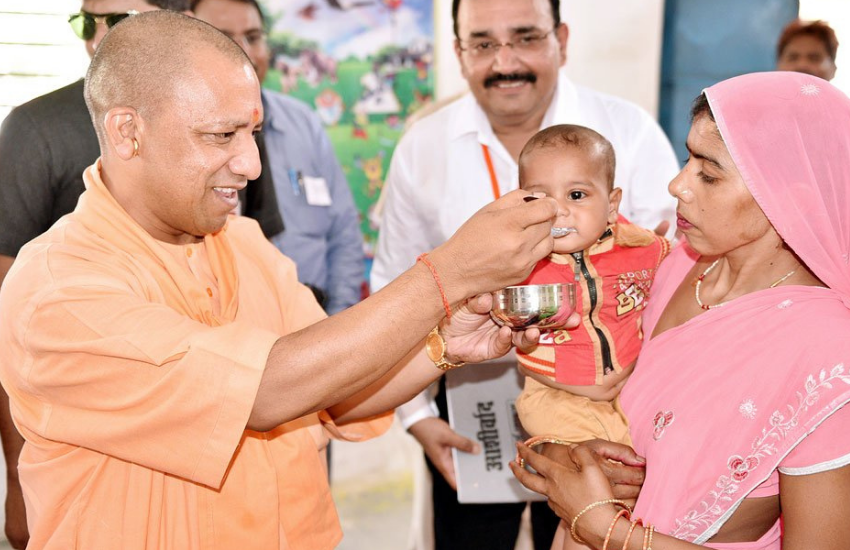 सीएम योगी आंगनबाड़ी के दौरे पर जब भी होते हैं वहां, महिलाएं अपने बच्चों के अन्नप्राशन के लिए माैजूद रहती हैं।