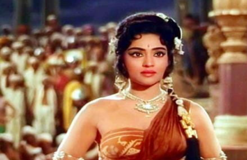 धर्मेंद्र ने बताया कि यह सुनते ही डायरेक्टर ने कहा कि वह खुद तो मिल नहीं पा रहे उन्हें क्या मिलाएंगे।