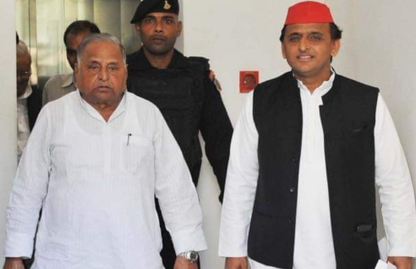 जेल से छूटने के समय अखिलेश राजा भैया के स्वागत के लिए वहां पहुंचे हुए थे। Photos: PTI