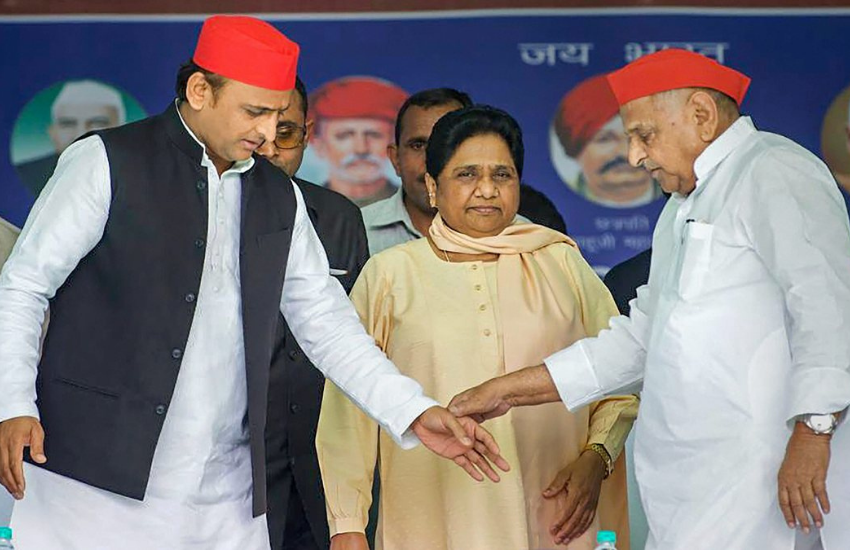 बता दें कि मायावती सत्ता में आते ही जब 2002 में जब राजा भैया को जेल में ठूंसा था तब 21 महीने बाद मुलायम ही राजा भैया के लिए मसीहा बने थे। इसे भी पढ़ें- राजा भैया का इस विधायक ने तोड़ा था रिकॉर्ड, बीजेपी को जिसके जीतने पर था कभी संशय
