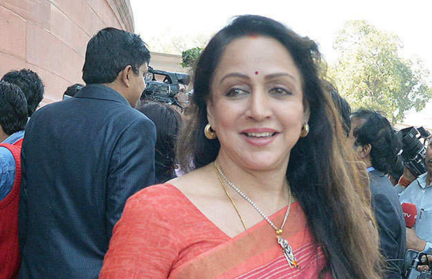 हेमा का कहना था कि उनके फैंस यह जानना चाहते हैं कि वह क्या-क्या करती हैं, क्या खाती हैं , कैसे रहती हैं। ये सारी फोटोज मीडिया उनके फैंस के लिए ही लेती रहती है।