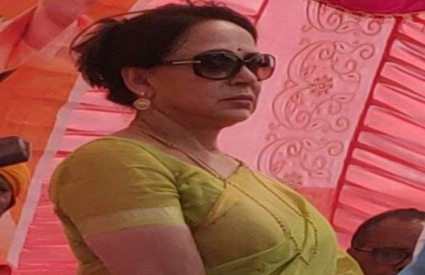 असल में हेमा ईशा देओल के लिए अपने डायरेक्शन में फिल्म 'टेल मी ओ खुदा' बना रही थीं। इसे फिल्म में हेमा और धर्मेंद्र का गेस्ट अपियरेंस था। इसे भी पढ़ें- धर्मेंद्र ने अमिताभ और हेमा के सामने जया बच्चन से पूछा कुछ ऐसा, नजरें झुकाकर मुस्कराती रहीं एक्ट्रेस