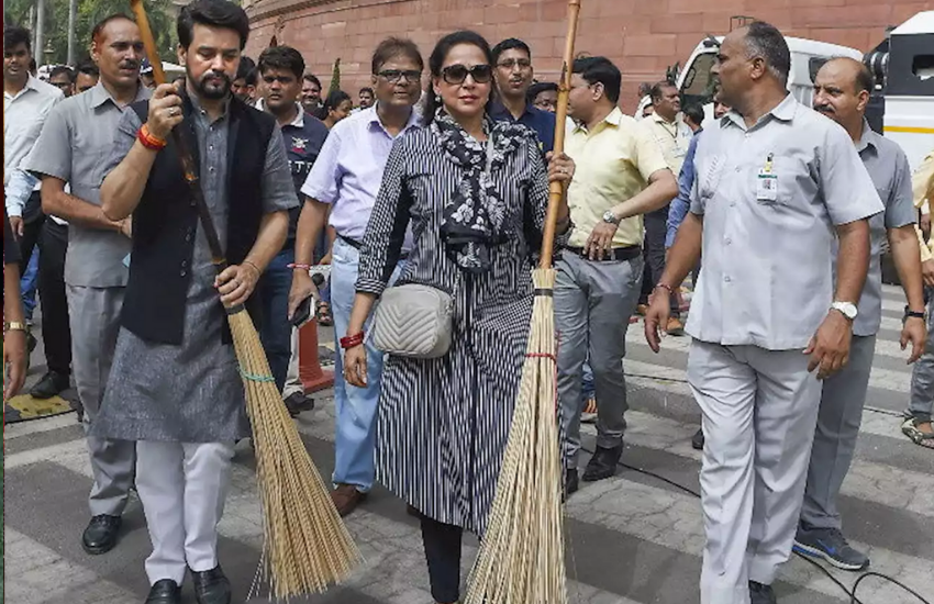 हेमा का कहना था कि वह एक राजनेता होने के साथ एक्ट्रेस भी हैं। उनकी लाइफ के बारे में जानने को सब उत्सुक रहते हैं। इसे भी पढ़ें- राज कपूर की फिल्म का ऑफर सुनते ही स्टूडियो से भाग गई थीं हेमा मालिनी, फिर धर्मेंद्र की इस एक्ट्रेस को मिला मौका