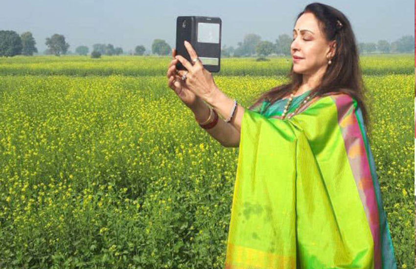 एक्ट्रेस हेमा मालिनी ने फिल्मों में तांगे भी चलाएं हैं और चूल्हे पर खाना भी बनाया है, लेकिन जब असल जिंदगी में उन्होंने धन्नों की जगह ट्रैक्टर चलाया और खेत में उतर कर धान काटा तो सब हैरान रह गए। धर्मेंद्र की पत्नी का ये रूप कुछ लोगों को हजम नहीं हुआ और उनकी तस्वीरें सोशल मीडिया पर खूब वायरल हुई थीं। किसी ने इसे दिखावा कहा तो किसी उनके झाड़ू लगाने का तरीका बताया था। इन सब मामलों पर बीबीसी से बातचीत करते हुए हेमा मालिनी ने अपना पक्ष रखा था।