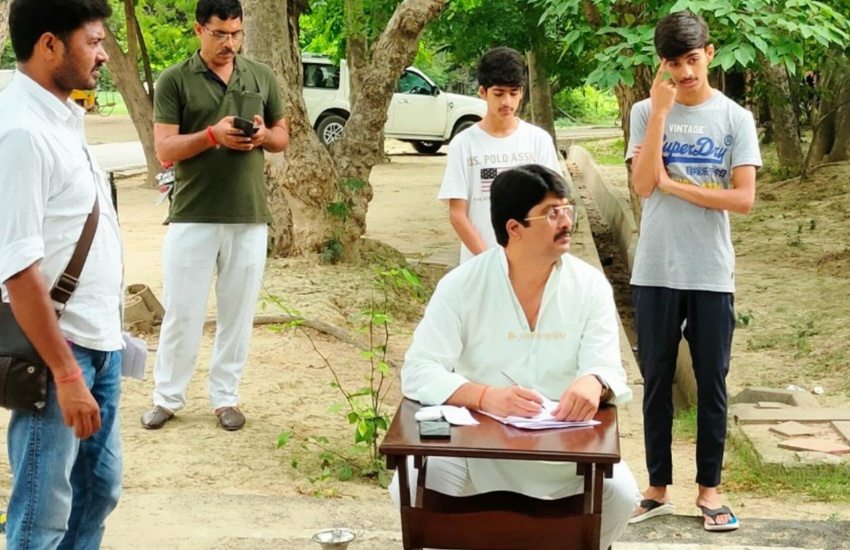 राजा भैया के जुड़वा बेटे भी लखपति हैं। बेटे शिवराज प्रताप के पास 5 लाख से अधिक व छो बृजराज के पास 50 लाख से अधिक की संपत्ति है। इसे भी पढ़ें- जमो अमेठी राजघराने से ताल्लुक रखते हैं राजा भैया का दाहिना हाथ माने जाने वाले ये कुंवर, तीन पुश्तों की है ये दोस्ती