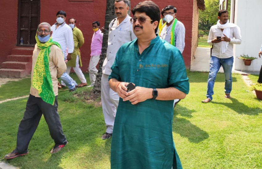 राजा भैया के पास 2 आम के बाग है। 11 एकड़ से अधिक खेत है। कुंडा में राजभवन के साथ ही उनका व उनकी पत्नी के दिल्ली में भी फ्लैट है।