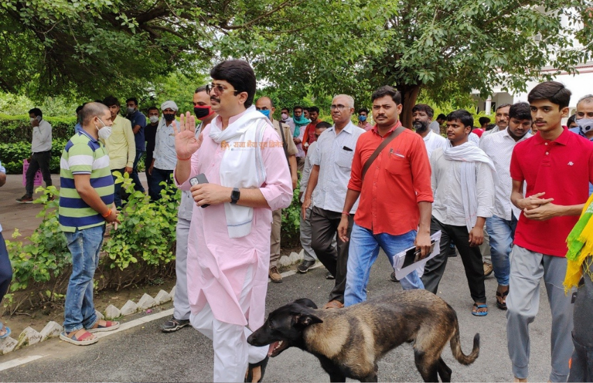 राजा भैया की संपत्ति साल 2007 में 2 करोड़ से अधिक थी। राजा भैया की संपत्ति में उनकी पत्नी व चारों बच्चों की भी हिस्सेदारी दिखायी गयी है। इसे भी पढ़ें- राजा भैया के कुंडा में जब स्टेशन पर रुकती हैं ट्रेंने, शाही अंदाज में होता है यात्रियों का स्वागत