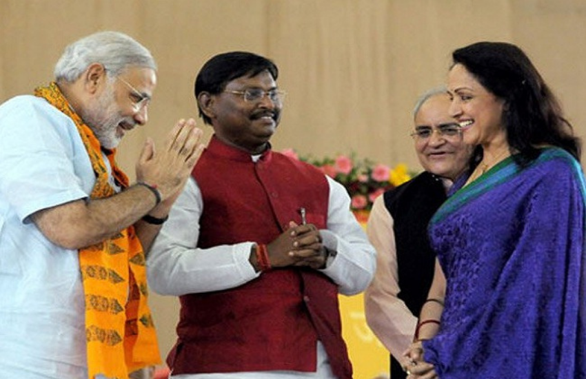 प्रधानमंत्री नरेंद्र मोदी ने अभिनेत्री और भाजपा सांसद हेमा मालिनी की आधिकारिक जीवनी 'बीयांड द ड्रीमगर्ल' के लिए प्रस्तावना के तौर पर बहुत संक्षिप्त और सटीक बातें लिखी हैं। स्टारडस्ट के पूर्व संपादक और निर्माता राम कमल मुखर्जी ने बताया था कि जब पीएम मोदी से किताब में उनके लिए प्रस्तावना लिखने की बात उन्होंने हेमा को बताई तो वह हैरान रह गई और क्या कहा था, चलिए जानें।