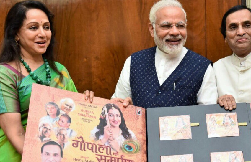 राम कमल मुखर्जी ने हेमा की आटोबॉयोग्राफी की लांचिग के दौरान बताया था कि जब उन्होंने हेमा जी से कहा कि वह उनकी किताब में प्रस्तावना पीमए मोदी से लिखवाना चाहते हैं तो उनका रिएक्शन कुछ ऐसा था-आपका दिमाग खराब हो गया है क्या?