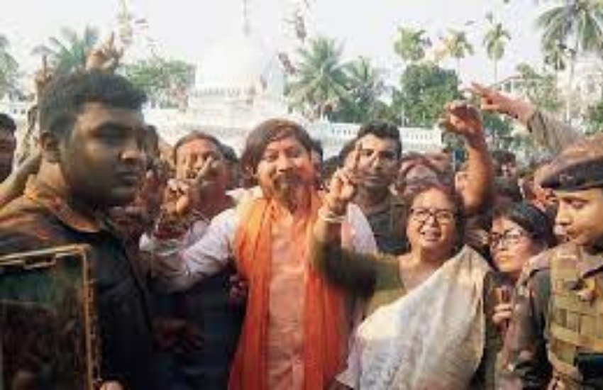 शादी करने के बाद तुरंत वह अपनी पत्नी के साथ बैंगलोर निकल गए थे।