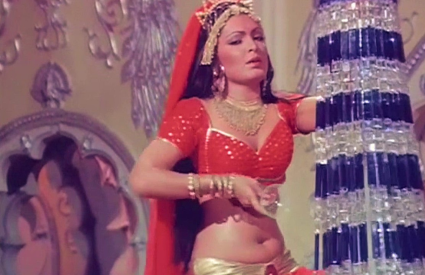 फिल्म ‘क्रांति’ में परवीन बाबी ने सुरीली का रोल किया था और उनका इस फिल्म में ये गाना ‘मारा ठुमका’ बहुत फेमस भी हुआ था। इसे भी पढ़ें-परवीन बॉबी को दिखती थीं आत्माएं, अमिताभ बच्चने से लेकर बिल क्लिंटन तक पर दर्ज कराई थी एक्ट्रेस ने एफआईआर