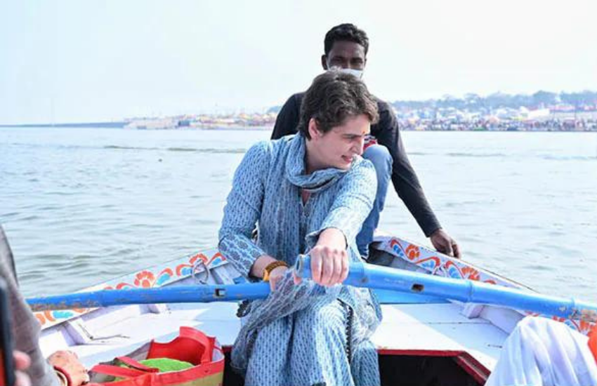 संगम तक जाने के लिए प्रियंका खुद नाव को चलाकर ले गई थीं।