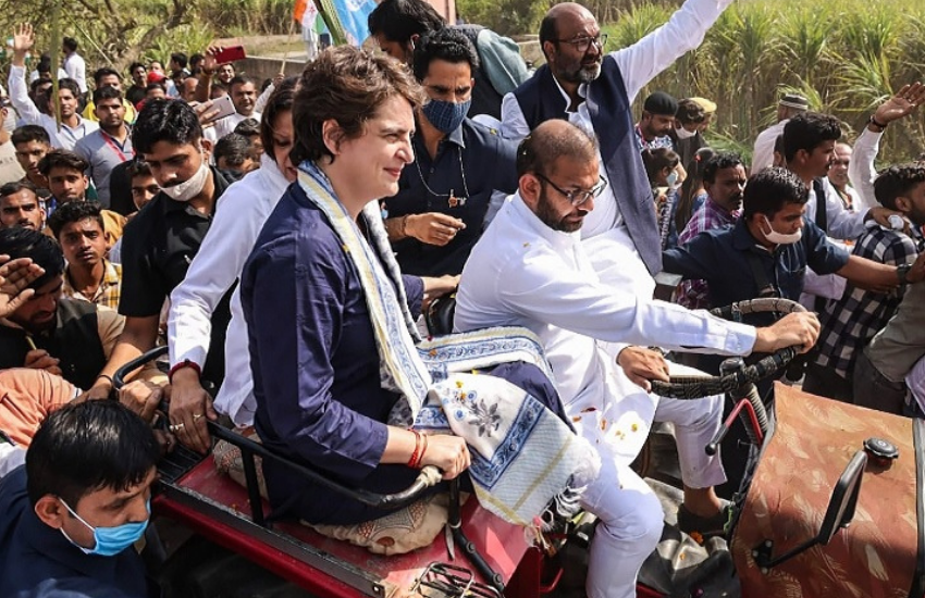 हेमा मालिनी की तरह प्रियंका ने ट्रैक्टर चलाया तो नहीं लेकिन उस बैठकर लोगों को जरूर दिखा दिया कि वह भी खेतिहर हैं।