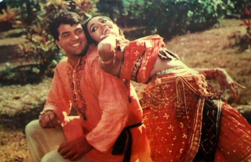 धर्मेंद्र (Dharmendra) की हेमा मालिनी (Hema Malini) के बाद अगर किसी के साथ जोड़ी पसंद की जाती थी, तो वह आशा पारेख (Asha Parekh) ही थीं। आशा पारेख संग धर्मेंद्र ने कई फिल्में की हैं। धर्मेंद्र ने एक बार यह खुलासा भी किया था कि वह सेट पर कई बार बियर पीकर भी चले जाते थे, लेकिन उनकी एक्ट्रेस आशा से जब यह सवाल किया गया तो वह हैरान रह गई, क्योंकि उन्हें पता नहीं होता था कि धर्मेंद्र ऐसा भी करते थे। आशा ने अपने साथ का भी किस्सा कपिल शर्मा से शेयर किया था कि लोग तो उनसे भी पूछने लगे थे कि, क्या वह शराब पीती हैं?
