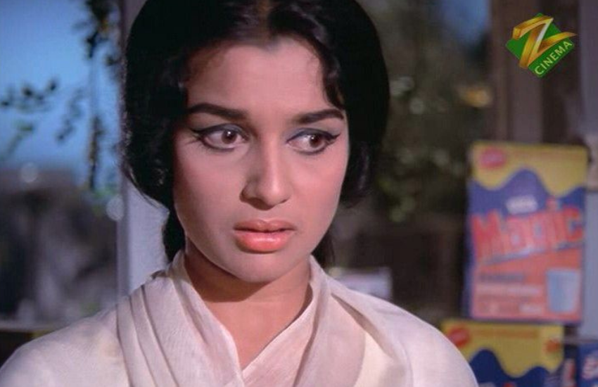 उस जामने में स्टूडियो में एसी भी नहीं हुआ करते थे ऐसे में एक्ट्रेसेस को ज्यादा परेशानी होती थीं, क्योंकि मेकअप और ड्रेस के कारण उनको इन लाइट्स की गर्मी से दिक्कत होती थी।