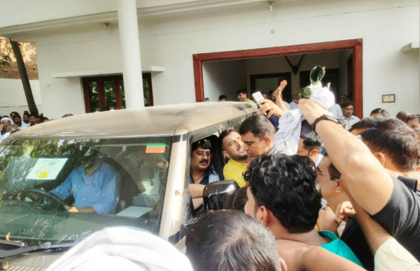राजा भैया का जब काफिला निकलता है तो उनके चाहने वाले उनसे हाथ मिलने और फोटो खिंचवाने की होड़ में नजर आते हैं।