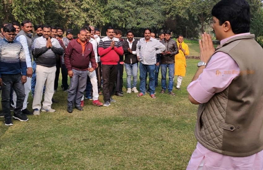 राजा भैया का ये अंदाज देखकर बॉलीवुड स्टार सरीखा स्टारडम नजर आता है। सोशल मीडिया पर राजा भैया के फैंस पेज भी हैं।