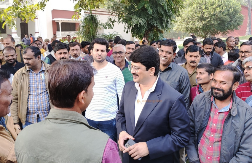 कुंडा विधायक राजा भैया बेंती भवन के बाहर हर दिन लोगों से मिलते हैं और उनके विचारों को सुनते हैं।