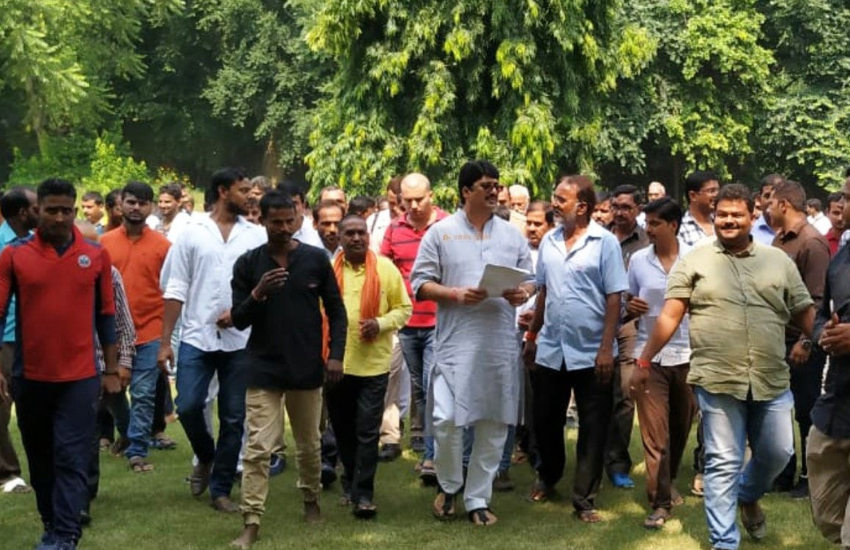 राजा भैया के कुंडा में हर हफ्ते दो बार जनता दरबार भी लगता है। यहां लोग अपनी परेशानियां लेकर आते हैं और राजा भैया मिनटों में उसके साल्यूशन निकालते हैं।