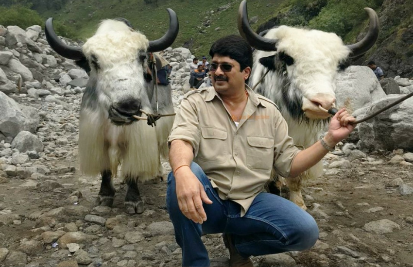 रजाा भैया अपने शौक राजशाही रहे हैं। घुड़सवारी से लेकर एयरक्राफ्ट उड़ाने के शौकीन राजा भैया को कस्टमाइज कारें भी बेहद पंसद हैं। कस्टमाइज कार के चक्कर में ही एक बार राजा भैया के साथ धोखाधड़ी हो गई थी। मामला मुंबई के कार डिजाइनर से जुड़ा था।