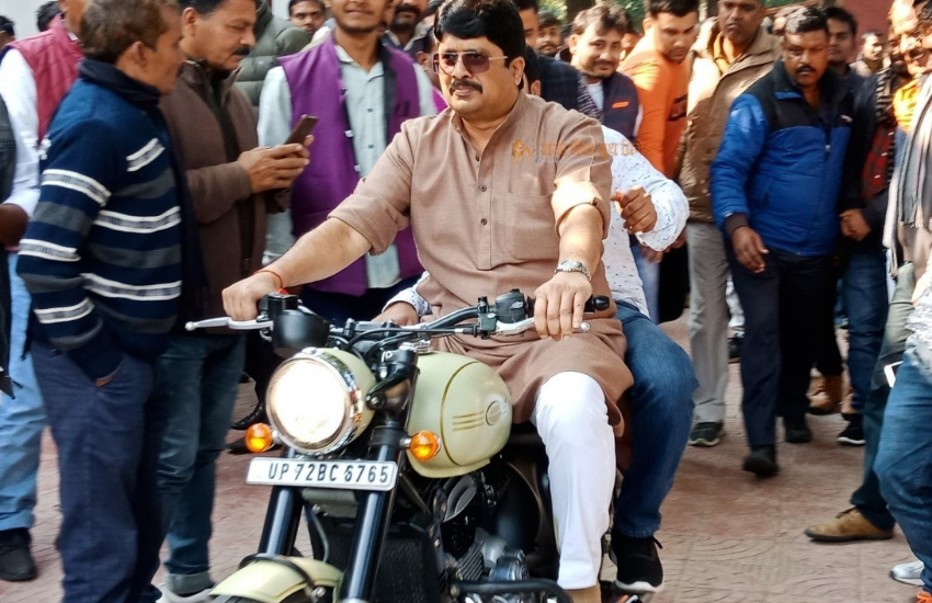 राजा भैया का आरोप था कि कार डिजाइनर दिलीप ने एक करोड़ 24 लाख रुपये लेने के बावजूद गाड़ी की डिलिवरी नहीं की थी।