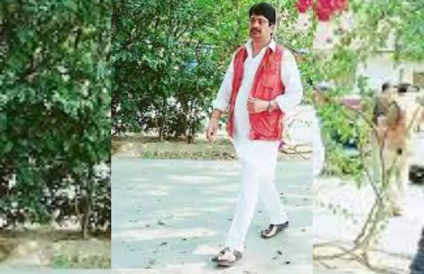 राजा भैया के समर्थ इस तस्वीर को देखकर बेहद नाराज हुए थे और संजय दत्त को अभिमानी बता कर उनका विरोध शुरू कर दिया था। इसे भी पढ़ें- ‘अखिलेश यादव के लिए मेरी पार्टी के दरवाजे खुले हैं’, राजा भैया ने मुलायम सिंह यादव के बेटे को दिया था ऑफर