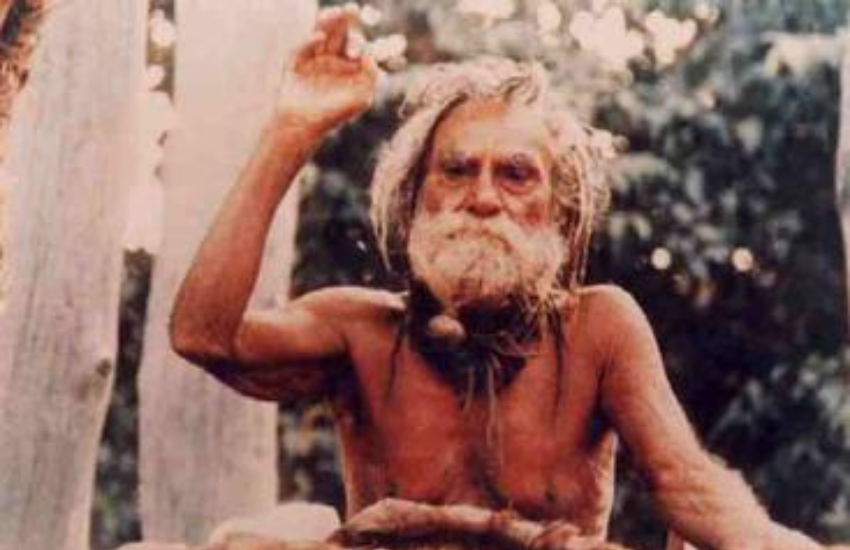 तब देवराहा बाबा भी नजदीक ही थे और उन्होंने राजा भैया के जबड़े पर हाथ फेर दिया और उनका दर्द मिनटो में दूर हो गया और हड्डी भी जुड़ गई थी। इसे भी पढ़ें- 10 गुना बढ़ गई 5 साल में राजा भैया की संपत्ति, भदरी रियासत के कुंवर के बेटे और बेटियां भी हैं लखपति