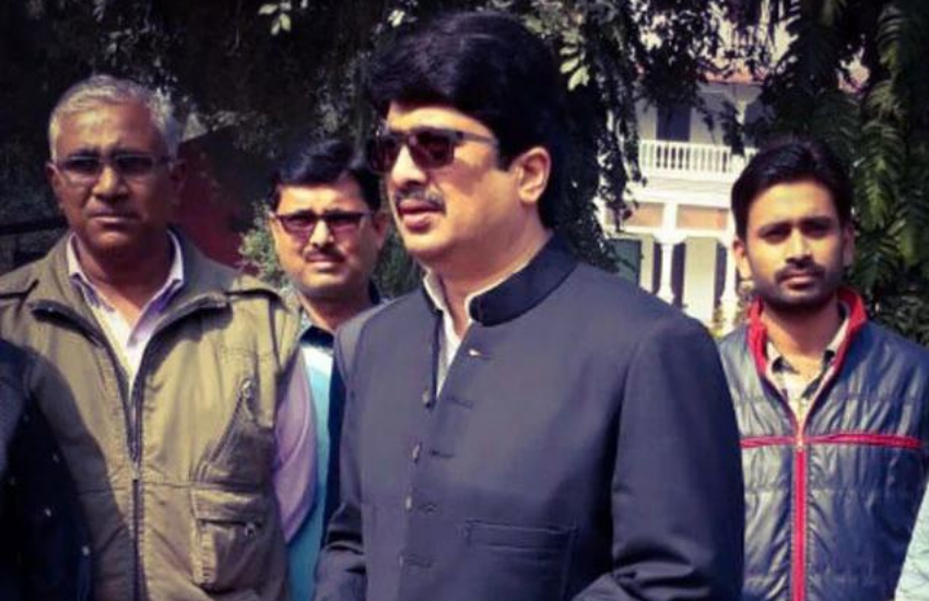 राजा भैया भी मुन्ना भाई के फैन थे सो उनसे मिलने गए थे, लेकिन इस मुलाकात के बाद राजा भैया के समर्थक इस बात से नाराज हो गए कि संजय दत्त ने राजा भैया का अपमान किया था।
