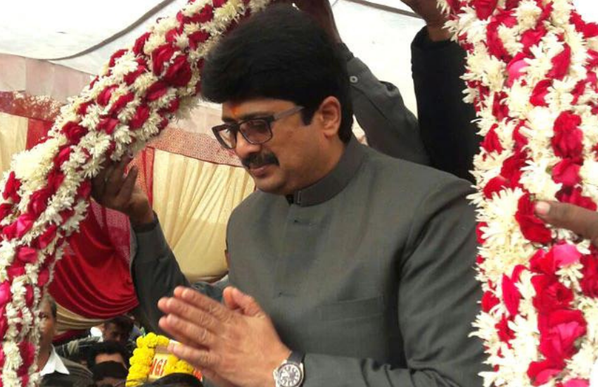 'प्रस्थानम’ तेलगू फिल्म की री-मेक थी और इसमें संजय दत्त नेशनल पीपुल पार्टी के नेता ठाकुर बलदेव प्रताप सिंह का किरदार निभा रहे हैं। संजय दत्त का रोल राजा भैया के किरदार से मिलता-जुलता बताया जा रहा था।