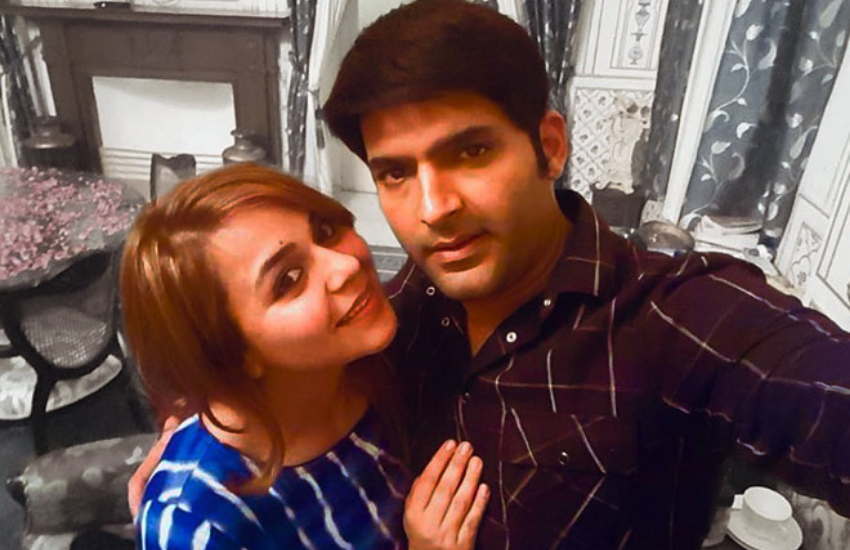 कपिल ने अरबाज से अपनी एक्स गर्लफ्रेंड्स के बारे में बात करते हुए कहा कि शादी के बाद अपनी पत्नी को फोन का पासवर्ड दे चुके हैं और जब भी उनके पुराने पाप (एक्स गर्लफ्रेंड) पत्नी के सामने आते हैं तो वह तुंरत सरेंडर कर जाते हैं।