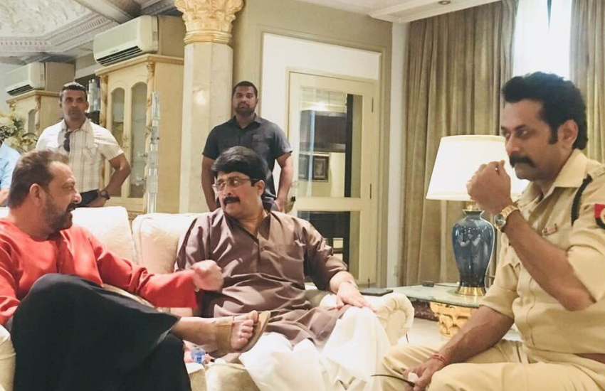 असल में राजा भैया से मुलाकात के समय ये तस्वीर वायरल हो गई थी, जिसमें संजय दत्त का पैर और चप्पल का निचला हिस्सा राजा भैया की तरफ था। इसे भी पढ़ें- राजा भैया ने किया था ऐलान अखिलेश यादव के साथ हैं और रहेंगे, फिर क्यों टूटा मुलायम के बेटे से मोह