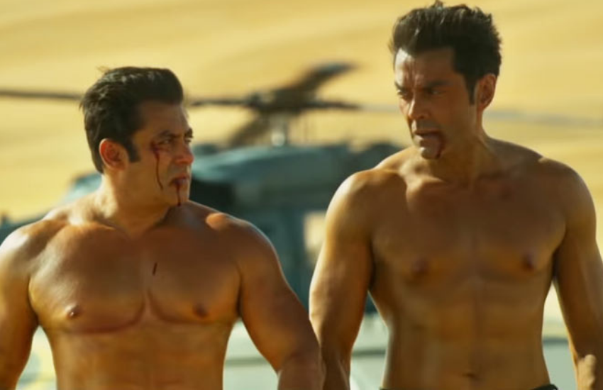 खास बात ये है कि रेस-3 में बॉबी ने जब कमबैक किया तो वह सलमान खान के साथ शर्टलेस हो गए थे।