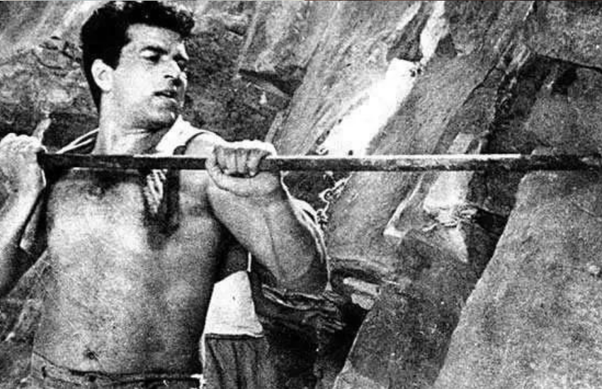 धर्मेंद्र अपनी फिल्म फूल और कांटें में सबसे पहली बार शर्टलेस हुए थे।