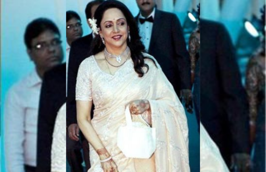 हेमा को लगा कि शायद कुछ देर बात उनका कोई दूसरा सीन शूट हो जाएगा और इस कारण वह भी बैठी नहीं, लेकिन पूरे दिन उनका कोई शूट नहीं हुआ। इसे भी पढ़ें- पहली बार हेमा मालिनी को देखकर धर्मेंद्र ने शशि कपूर से कही थी ये बात, एक्ट्रेस सुनकर गई थीं शरमा