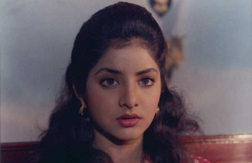 इस दौरान वह लगातार अमृता से बात कर रही थीं। खिड़की पर बैठी दिव्या ने लिविंग रूम में अंदर आने के लिए जैसे ही मुड़ी उनका हाथ स्लिप हो गया और वह नीचे गिर पड़ी थीं। नीता लुल्ला का कहना था कि ये सब कुछ ही सेकंड्स में हो गया।