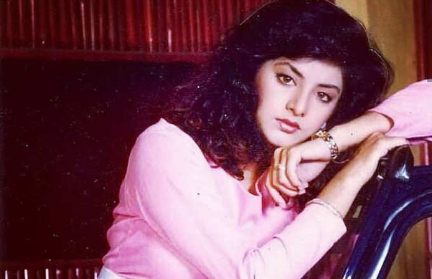 श्याम और नीता लिविंग रूम में बैठ टीवी देखने लगे और तीनों ने ड्रिंक्स भी ली थी। बात करते करते दिव्या लिविंग रूम की खिड़की की तरफ बढ़ गईं और बालकनी की खिलड़ी पर बाहर की ओर पैर लटका कर बैठ गई थीं।