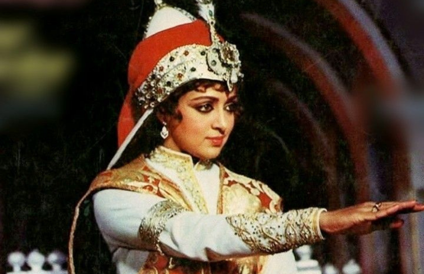 हेमा मालिनी कमाल अमरोही की फिल्म रजिया सुल्तान में काम कर रही थीं। इस में उनके साथ उनके पति धर्मेंद्र थे। इसे भी पढ़ें-हेमा मालिनी नहीं कर पाती थीं ये एक बात बर्दाश्त, धर्मेंद्र की पत्नी ने बताई थी अपने जलन की वजह
