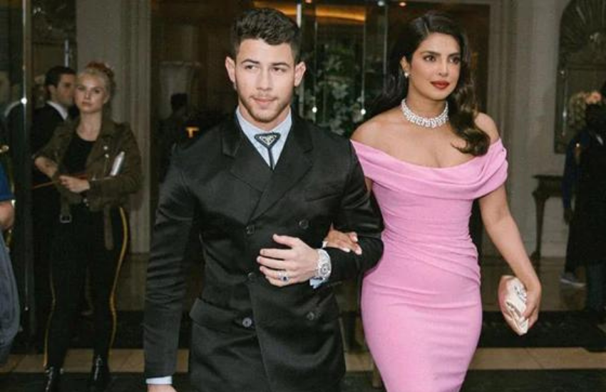 अमेरिकन में नस्लभेद का शिकार होने के बाद भी प्रियंका ने वहीं अपनी जड़ें जमा ली और यूएस की अब जानी-मानी एक्ट्रेस बन चुकी हैं। इसे भी पढ़ें- प्रियंका चोपड़ा जब अपने डॉगी की वजह से निक जोनस के घर जाकर हो गई थीं बेहद शर्मिंदा