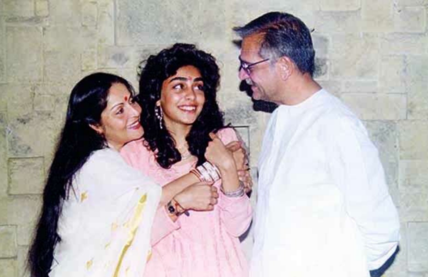 राखी और गुलजार की शादी भी नहीं चल सकी थी और दोनों ने तलाक की जगह अलग रहने का फैसला किया। दोनों की बेटी मेघना दोनों के बीच की कड़ी रही और राखी-गुलजार अलग होकर भी अलग नहीं रहे। हर जरूरत पर राखी उनके साथ रहीं। होली तक राखी कई बार गुलाजर के साथ खेलती नजर आई थीं।