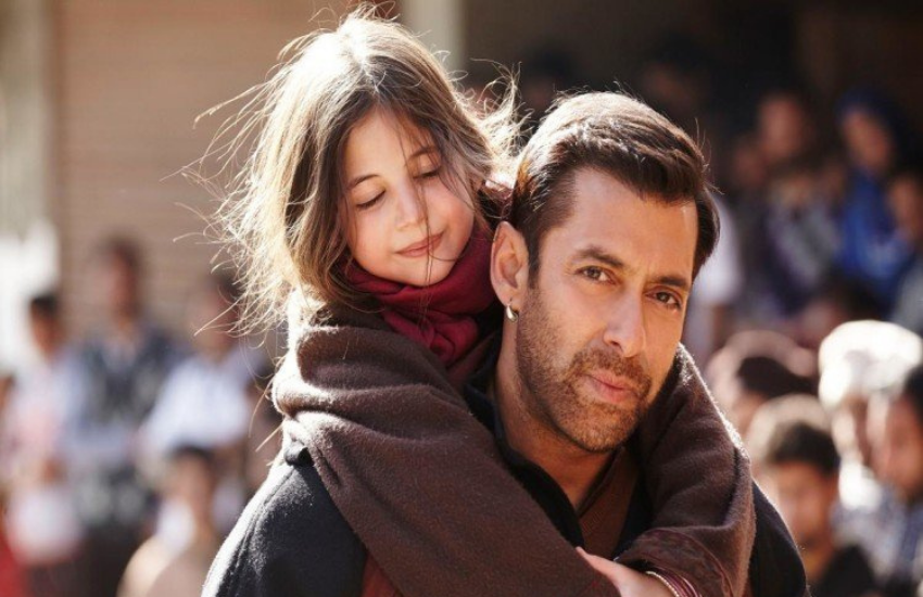 'बजरंगी भाईजान' साल 2015 में रिलीज हुई थी और तब मुन्नी मात्र 7 साल की थीं। अब मुन्नी टीनएज में आ गई हैं। मुन्नी उर्फ हर्षाली ने अपना इस्टाग्राम पेज भी बना लिया है और इस पेज पर वह रोज ही कुछ न कुछ नए पिक्स और डांस वीडियो अपलोड करती रहती हैं। तो हर्षाली की इन तस्वीरों से देखिए कि 6 साल में 'बजरंगी' की 'मुन्नी' कितनी बदल गई।