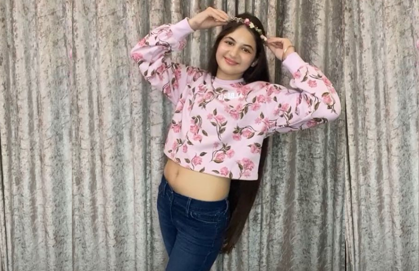 हर्षाली ने अपने इंस्टाग्राम पर इंग्लिश सुपरहिट डांस नंबर 'Dios Bendiga Al Reggaeton' पर बेली डांस किया है, जिसे देखकर उनके टैलेंट का आप अंदाजा लगा सकते हैं।