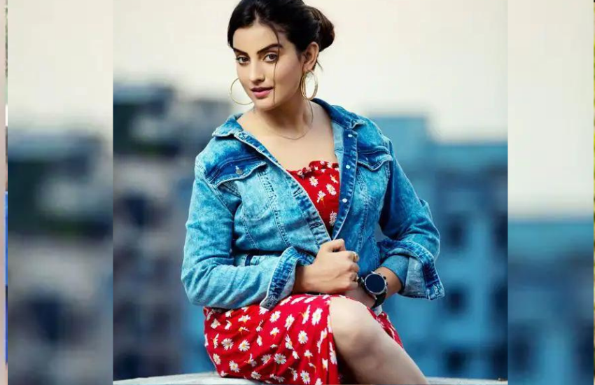 अक्षरा ने बताया था कि बॉयफ्रेंड के साथ ब्रेकअप होने के बाद उनका भी खत्म करने की कोशिश की गई थी। बॉयफ्रेंड के गुंडे तेजाब की बोतल लेकर उनका पीछा करते थे और उनके घर तक आ जाते थे।